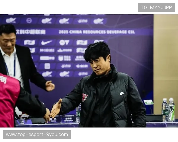 冠军球队主帅续约谈判进展顺利，双方达成初步共识，冠军球队解散